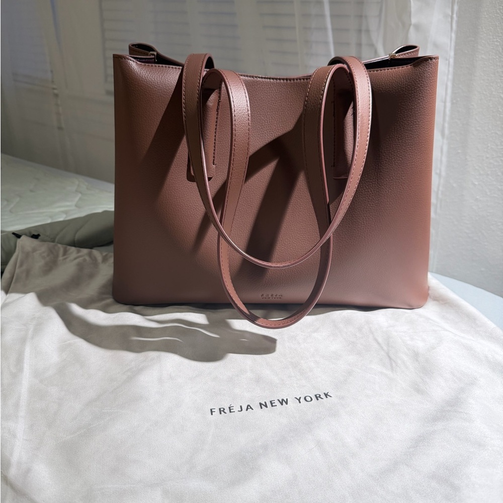 Freja New York Linnea Tote bag (PECAN)